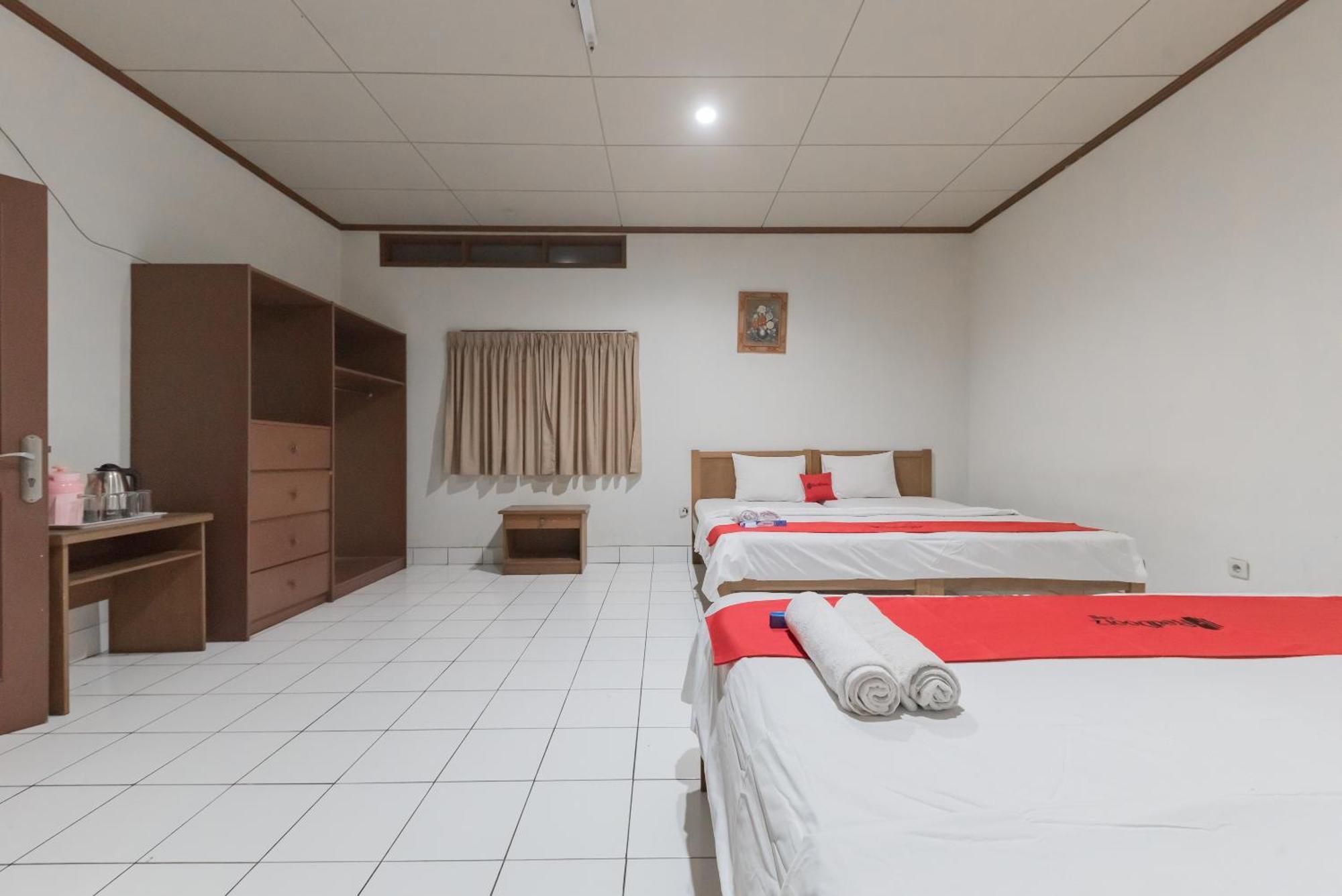 Reddoorz Plus At Hotel Griya Astoeti 보고르 외부 사진