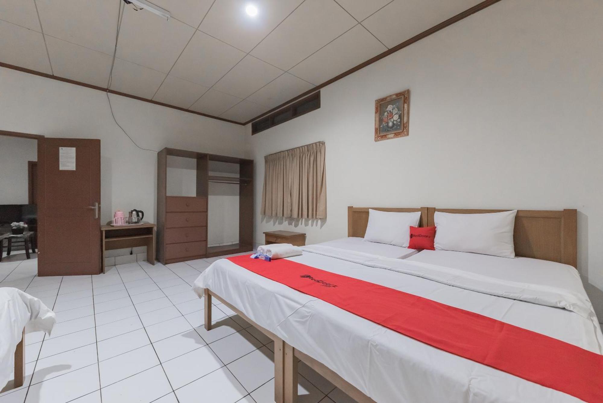 Reddoorz Plus At Hotel Griya Astoeti 보고르 외부 사진