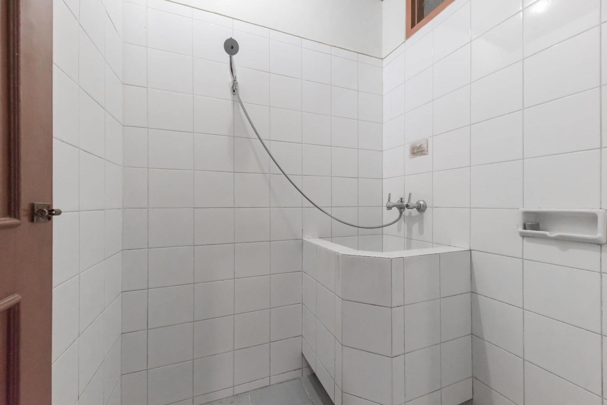 Reddoorz Plus At Hotel Griya Astoeti 보고르 외부 사진